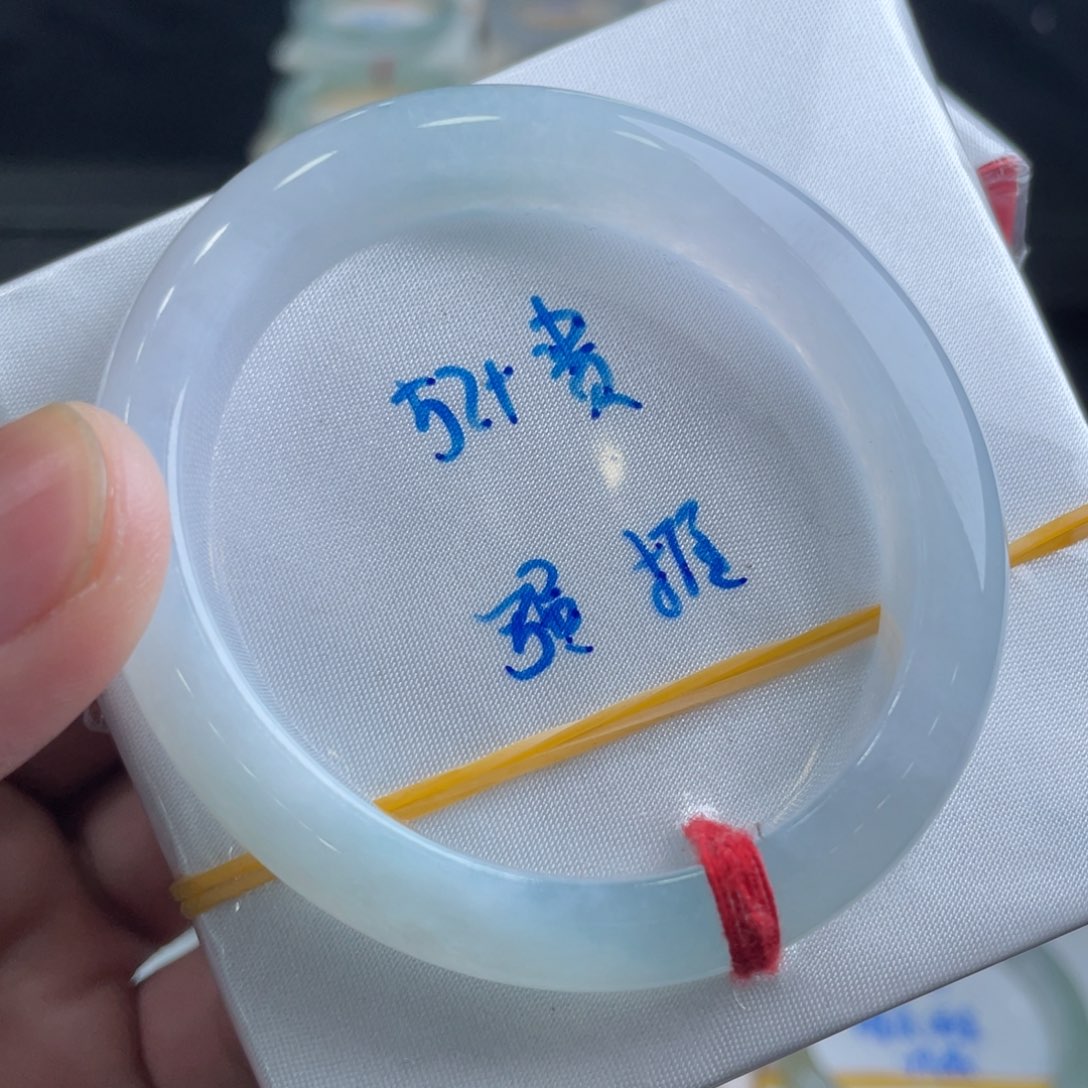 翡翠手镯未镶嵌翡翠手镯