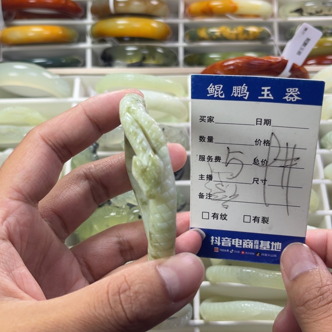 蛇纹石玉手镯未镶嵌