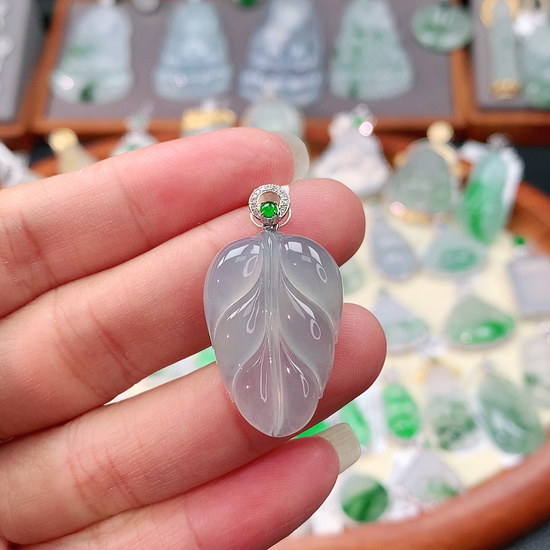 颈饰18K金镶嵌翡翠叶子