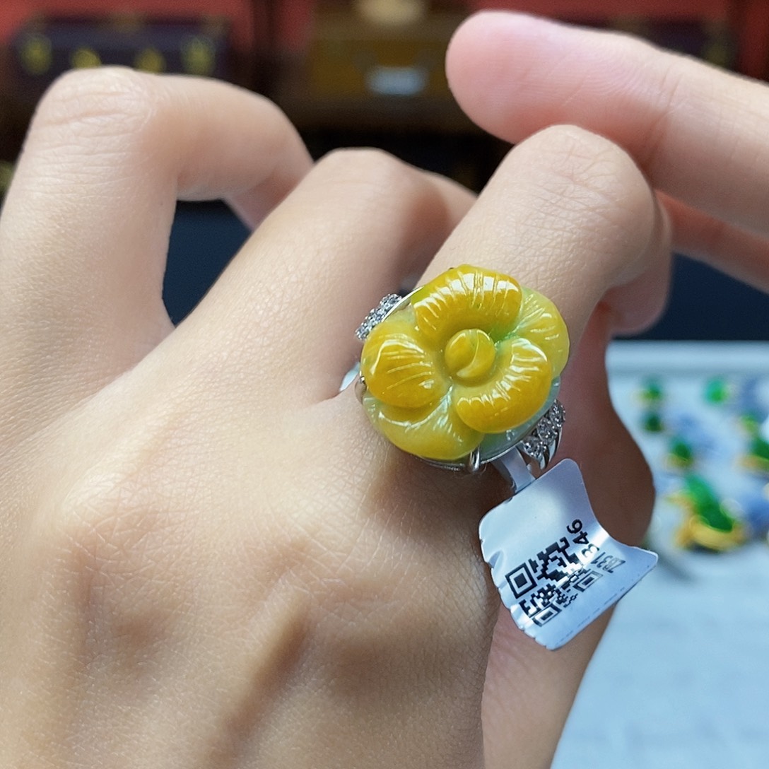 翡翠未镶嵌颈饰戒指