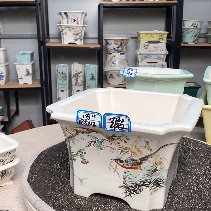 紫砂的花盆很漂亮