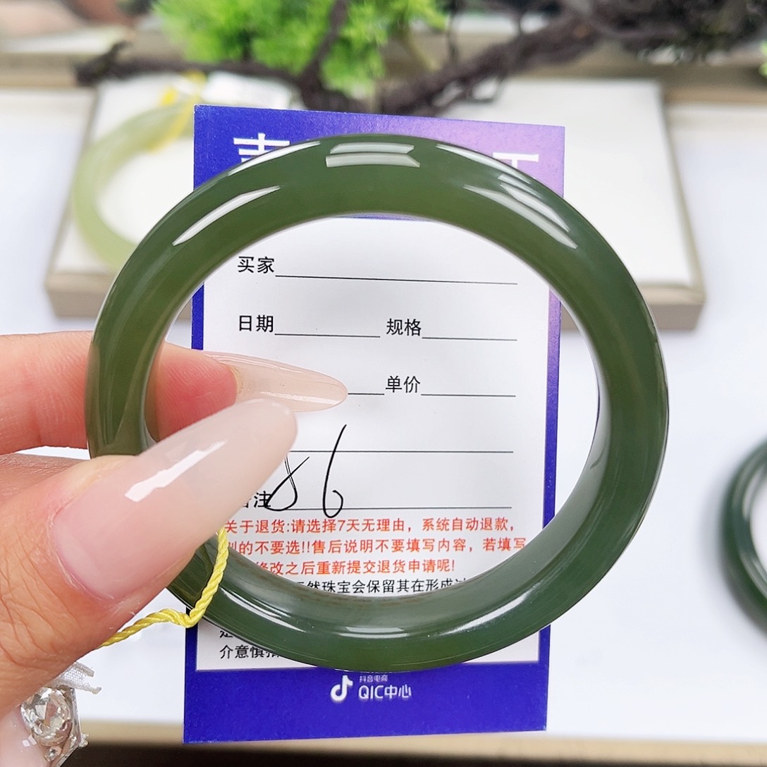 和田玉手镯未镶嵌大****姐