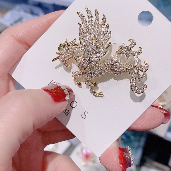 锆石铜合金小飞马胸针