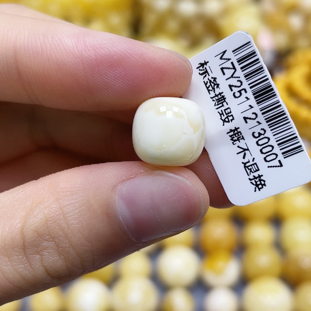 蜜蜡未镶嵌裸石11.6*10.6mm.瑕