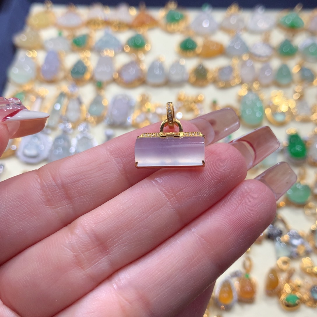 翡翠挂件18K金镶嵌随**安翡翠