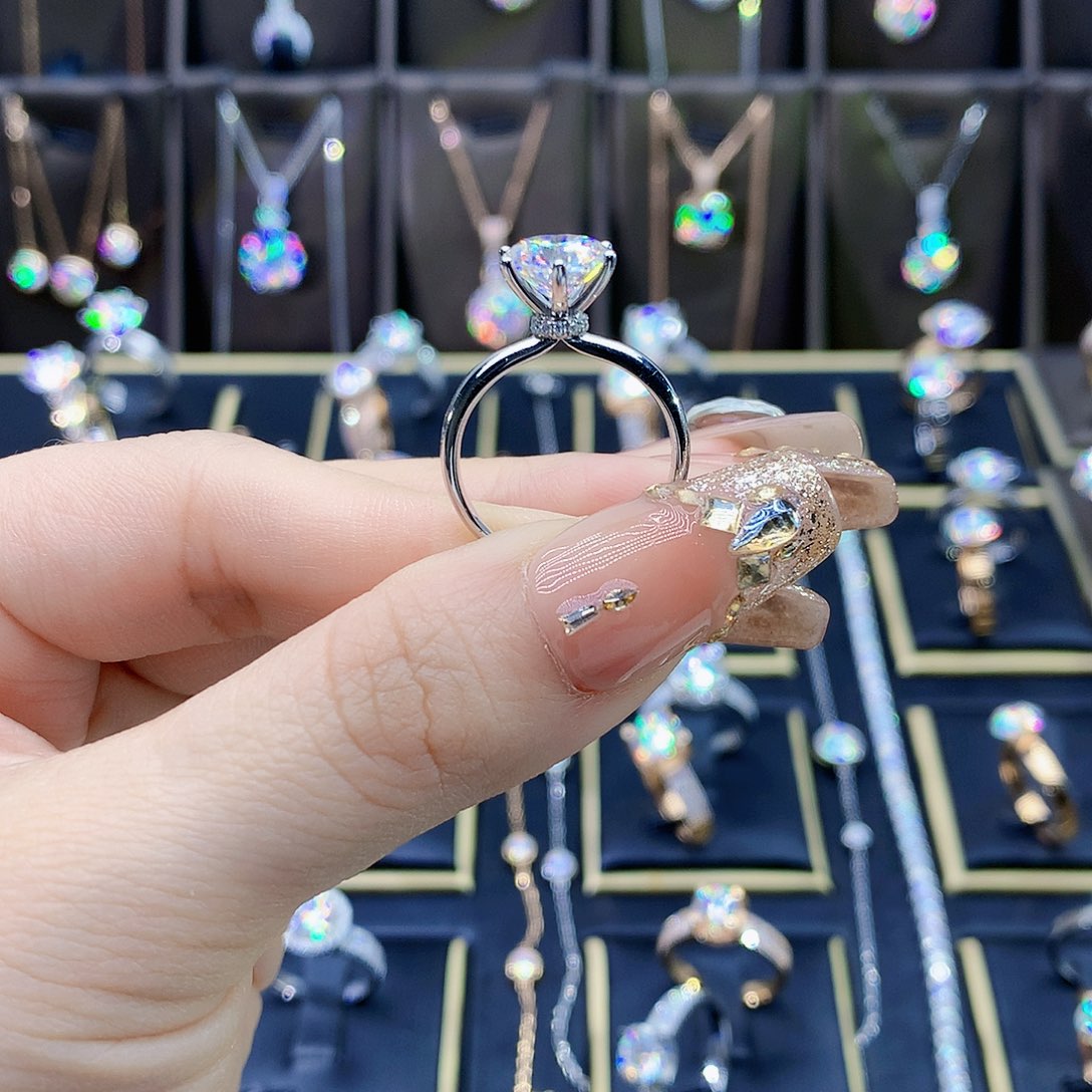 合成碳硅石（莫桑石）戒指/指环18K金镶嵌合****肤