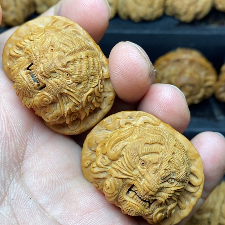 文玩核桃把件军***人老虎