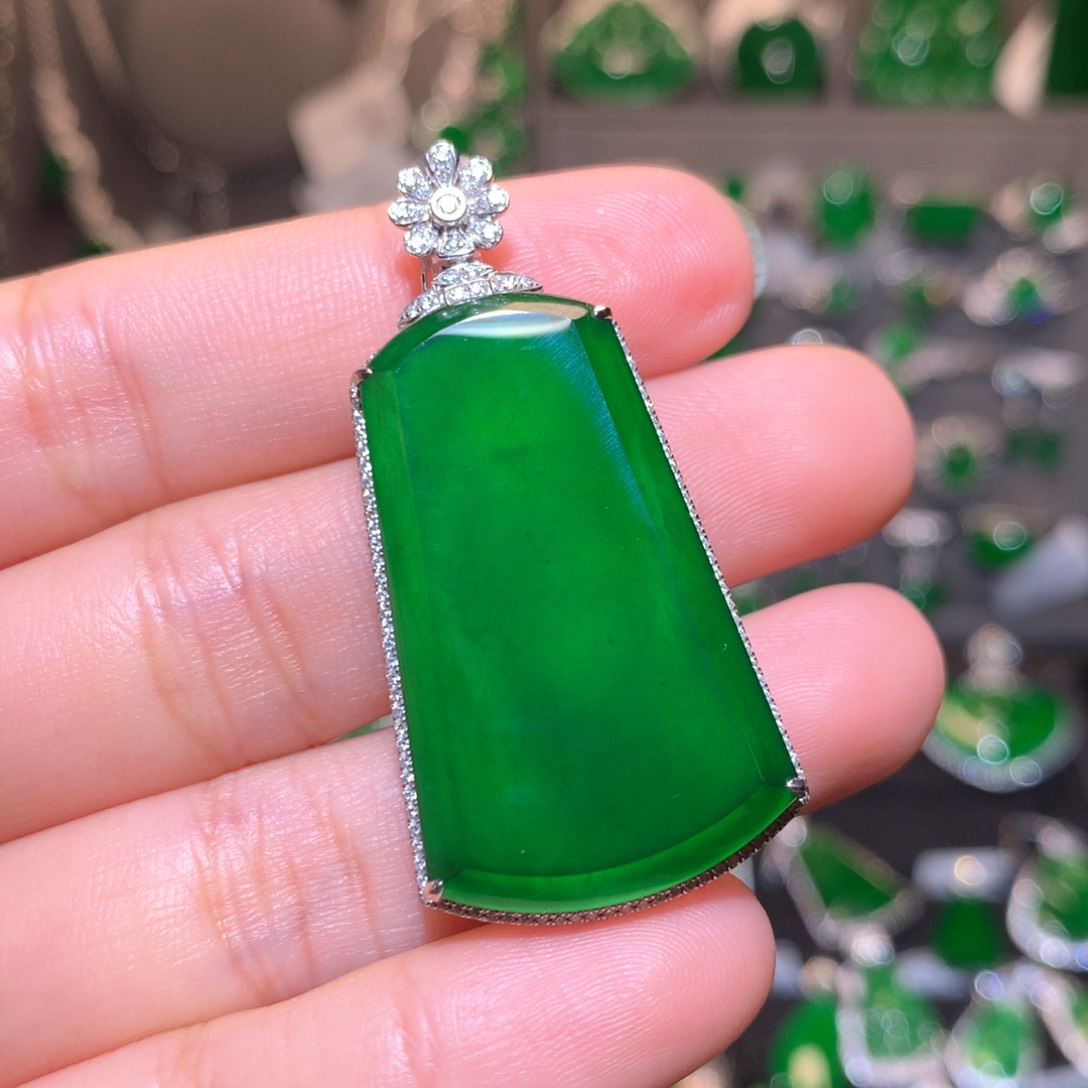 翡翠颈饰18K金镶嵌无事牌