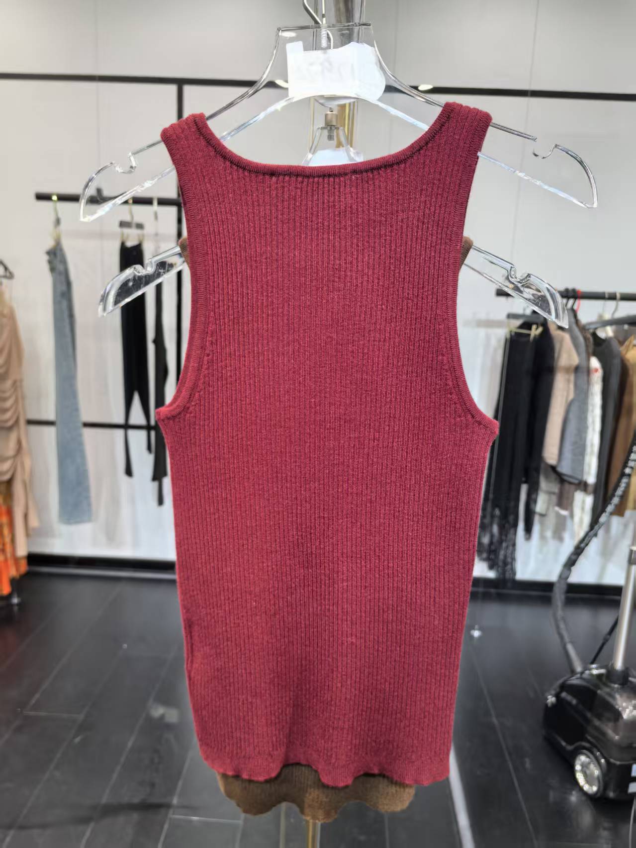 【0038】时尚两色针织背心女