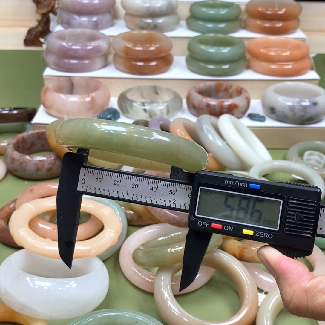 未镶嵌手镯石英岩玉