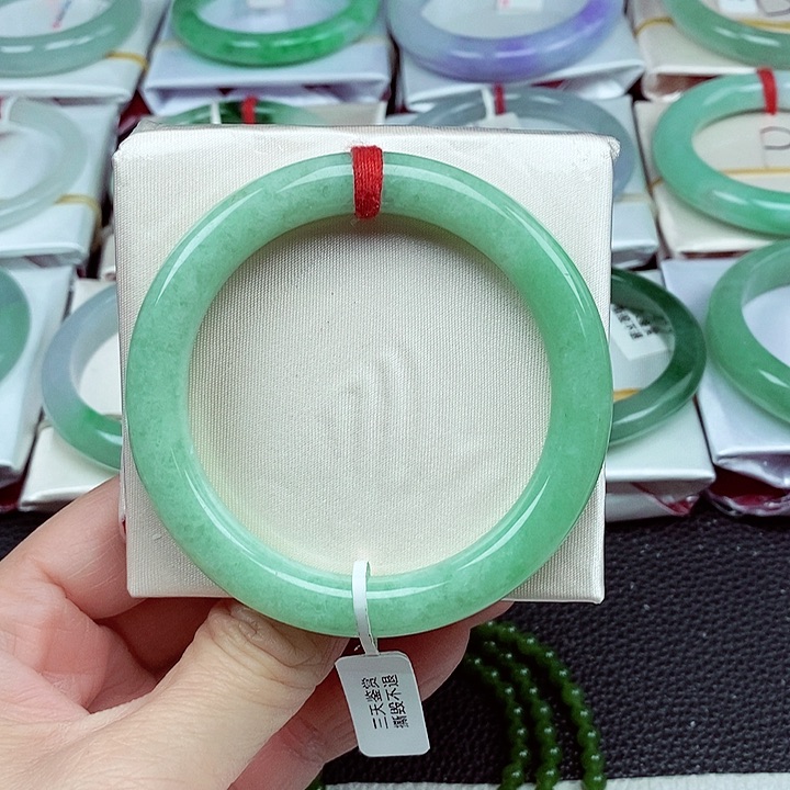 翡翠手镯（圆镯）未镶嵌徐*人缅甸翡翠手镯