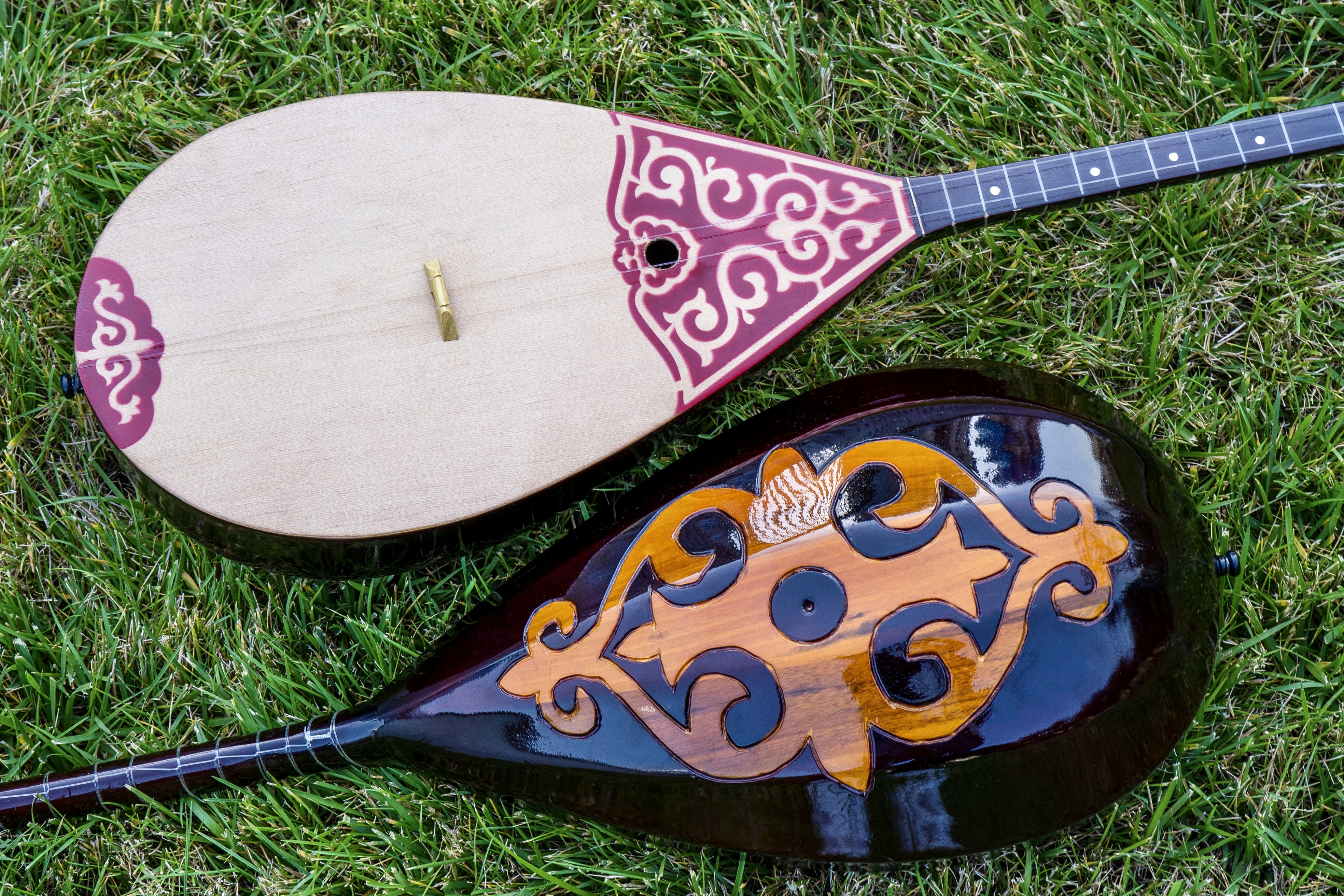 哈萨克传统乐器-冬不拉