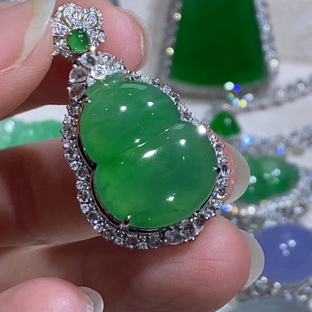 翡翠18K金镶嵌颈饰葫芦