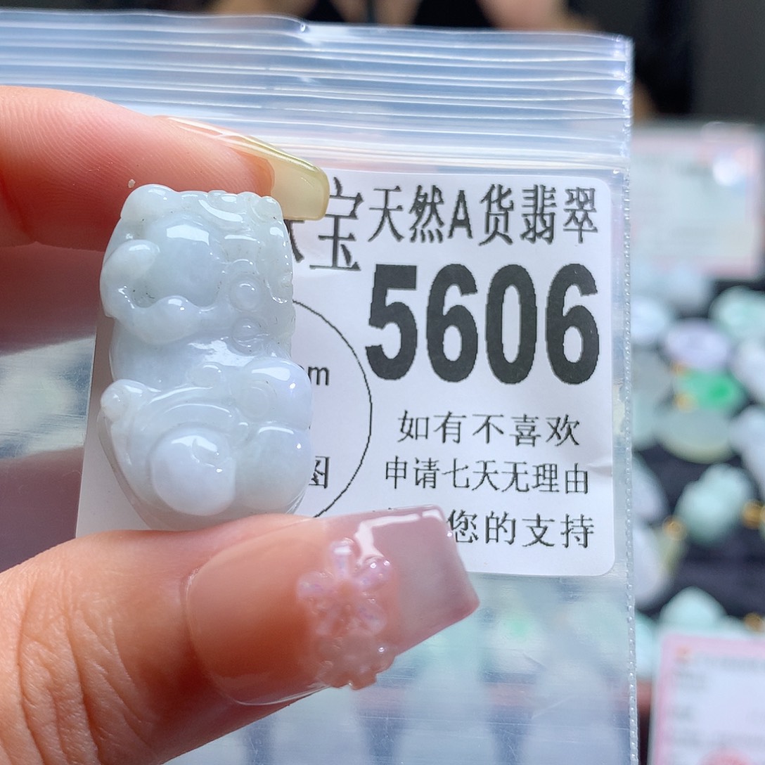 翡翠未镶嵌颈饰，