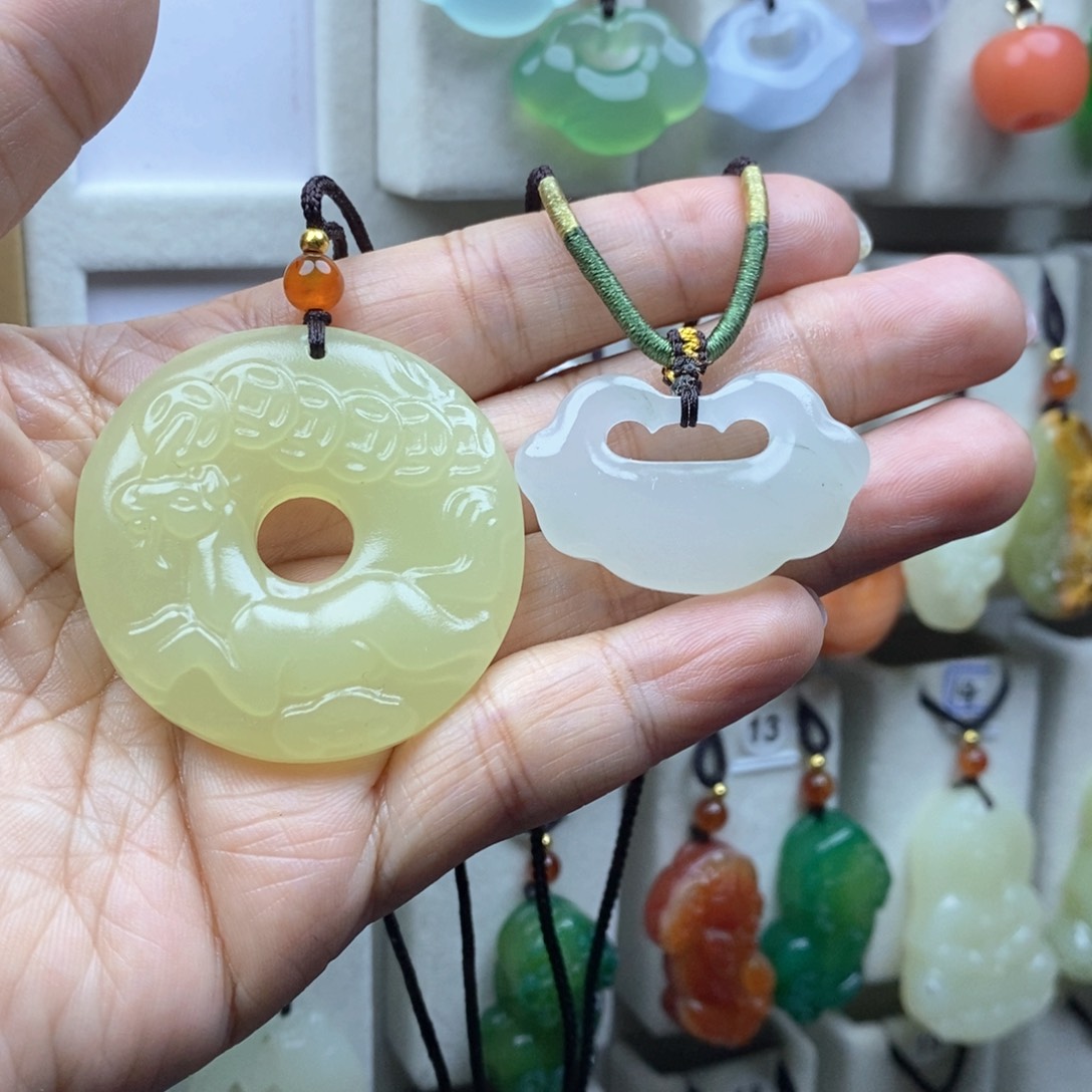 颈饰未镶嵌石英质玉（金丝玉）微****伤