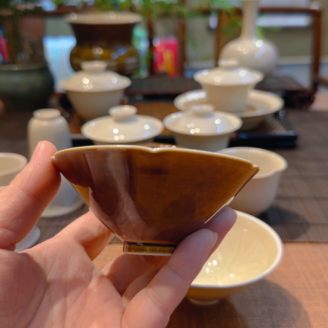 如****微瑕花口斗笠 双色釉