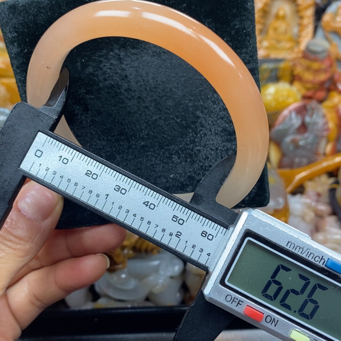 未镶嵌石英质玉（黄龙玉）颈饰