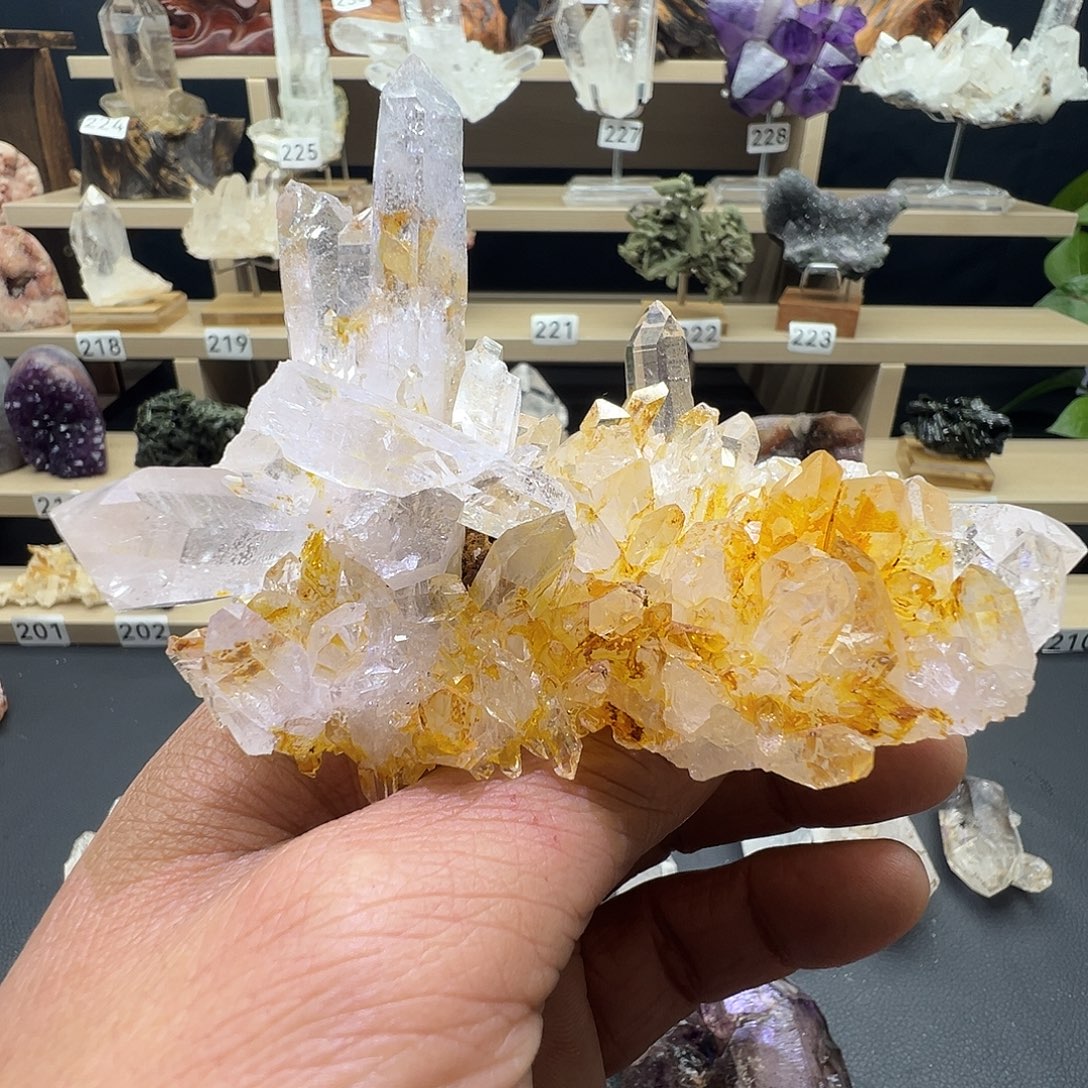 Z***H石材喜马水晶原石摆件