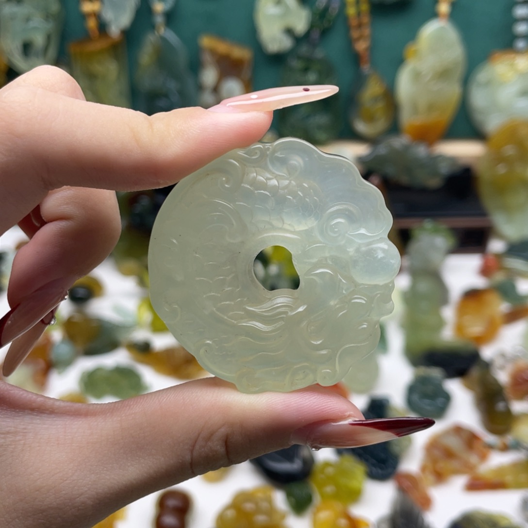 蛇纹石玉颈饰未镶嵌