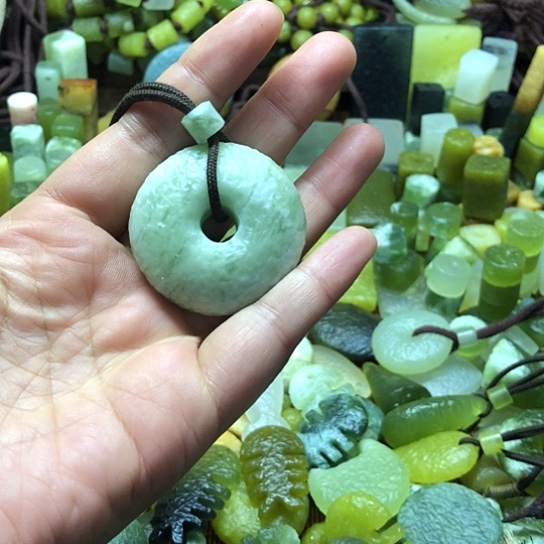 未镶嵌岫玉吊坠岫