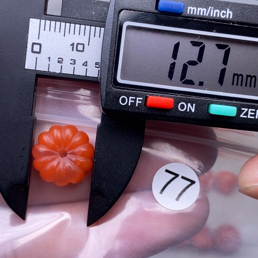 南红玛瑙未镶嵌配饰有瑕疵