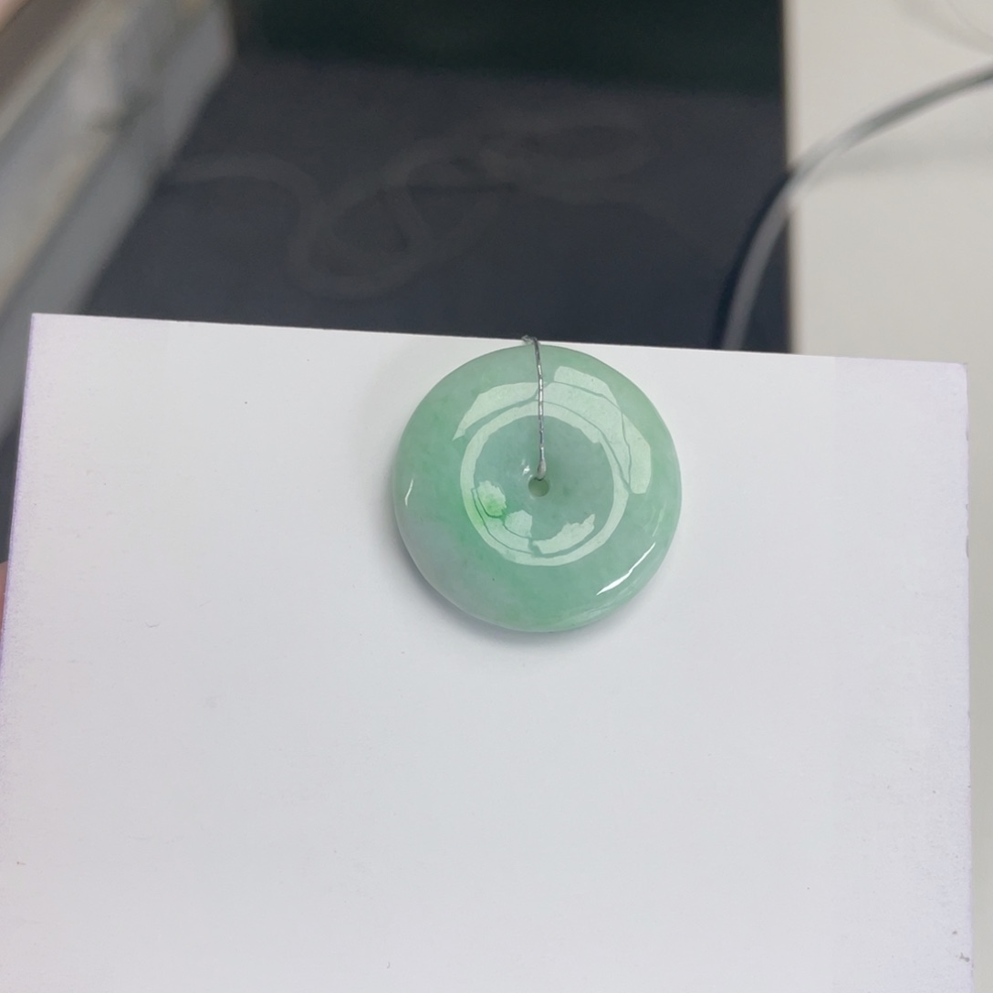 翡翠颈饰未镶嵌平安扣