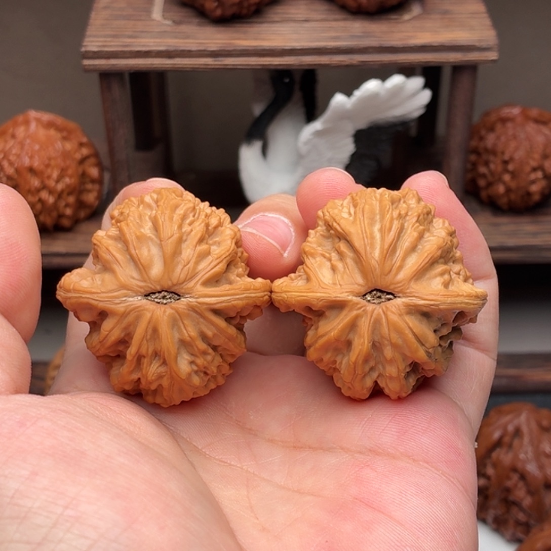 恒***粒文玩核桃吊坠原树青龙虎编号021