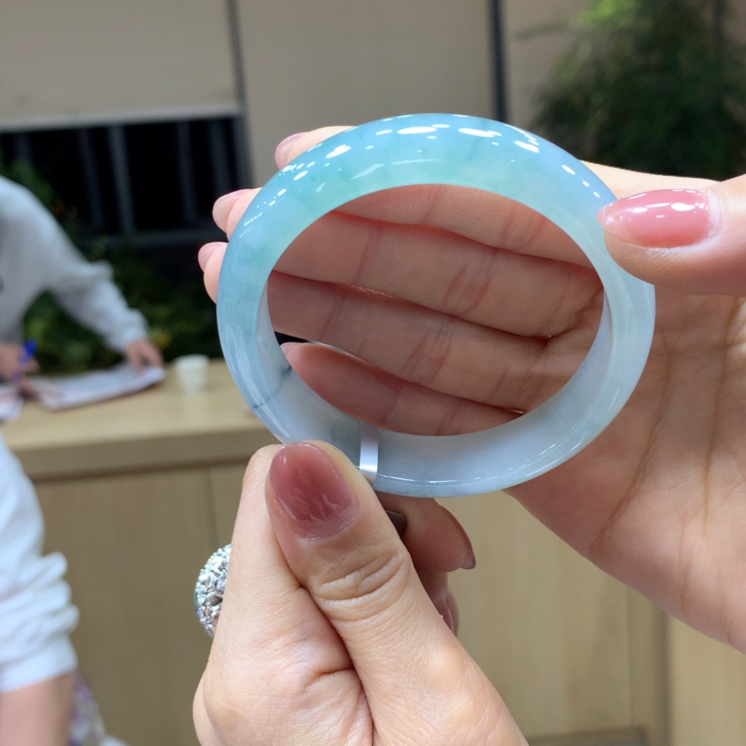 翡翠手镯未镶嵌不退不换