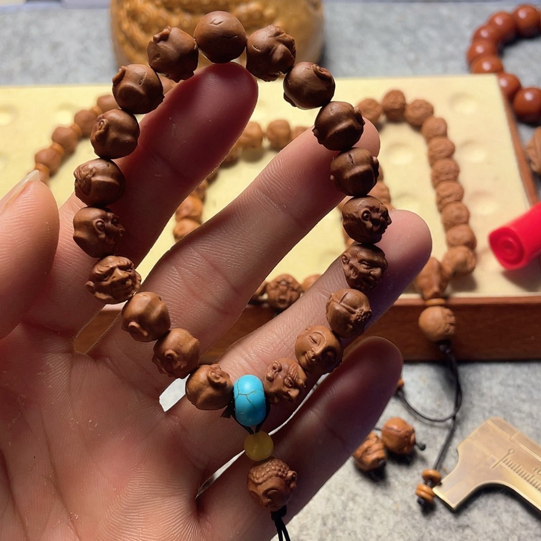 龙纹桃核雕刻小罗汉