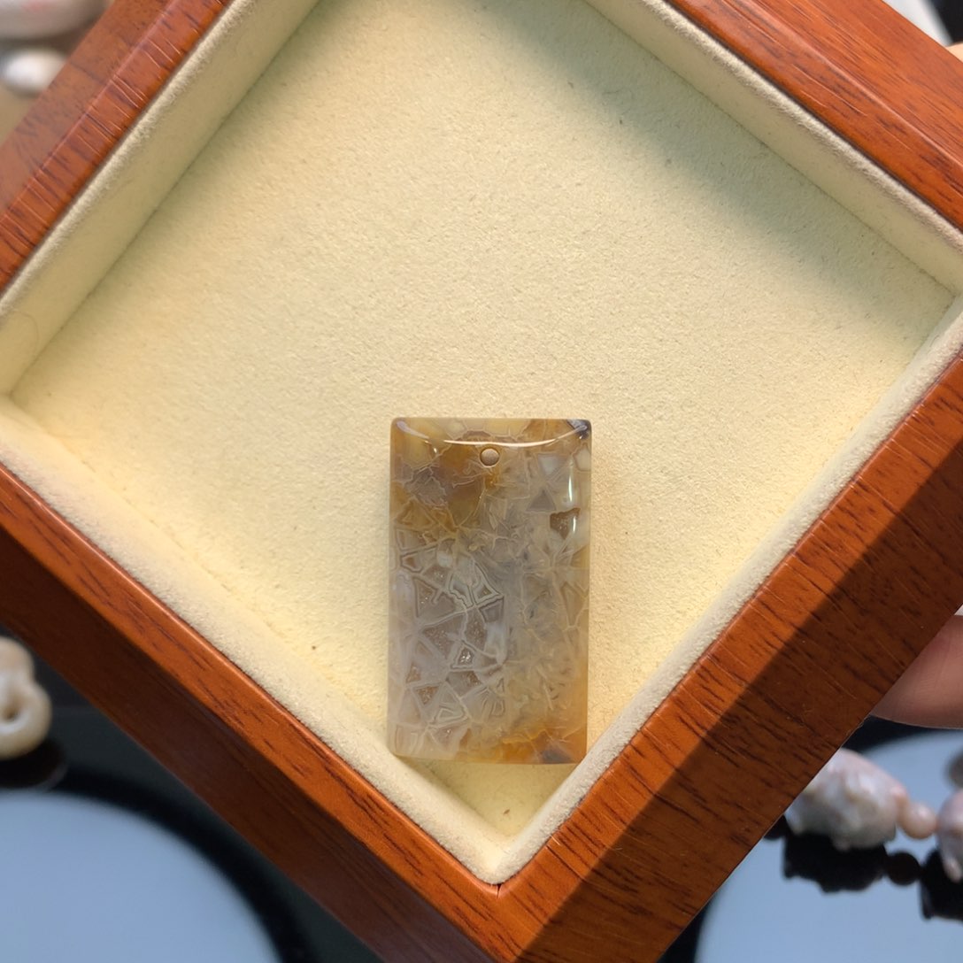 硅化珊瑚（珊瑚玉）颈饰未镶嵌万花筒无事牌