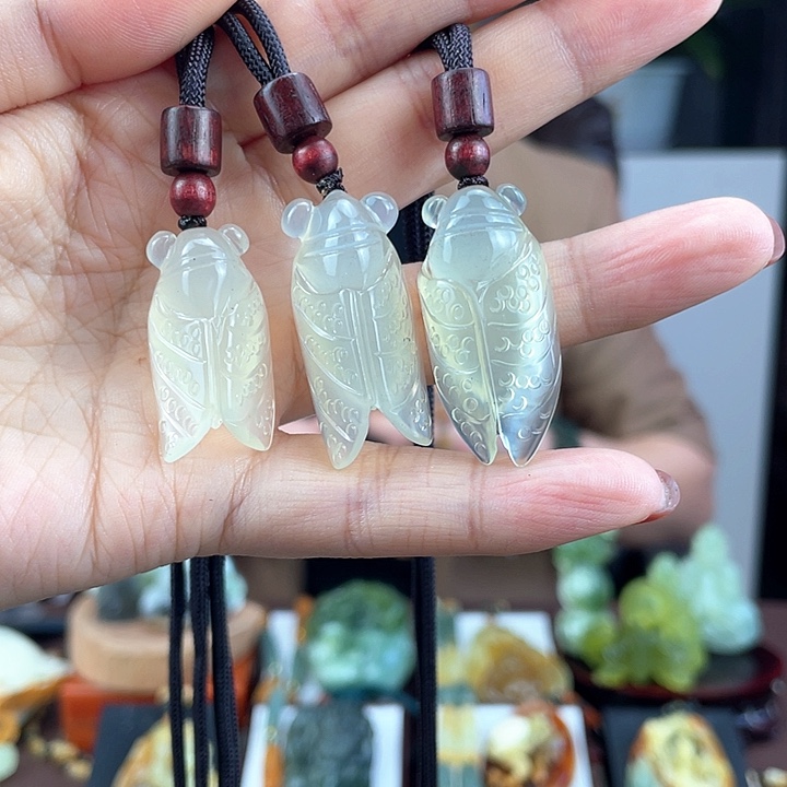 蛇纹石玉颈饰未镶嵌