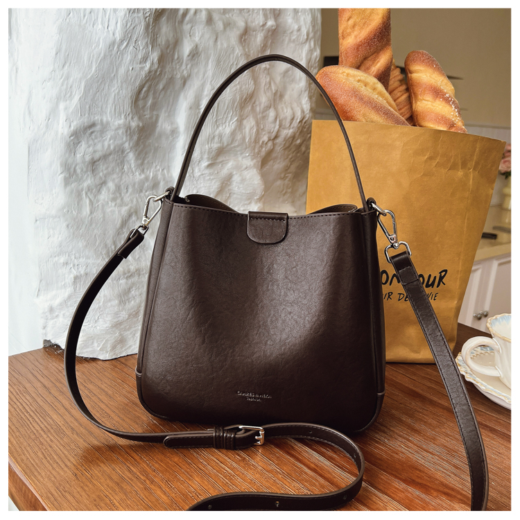 高级质感水桶包包女士2025新款时尚爆款单肩斜挎包百搭复古通勤包