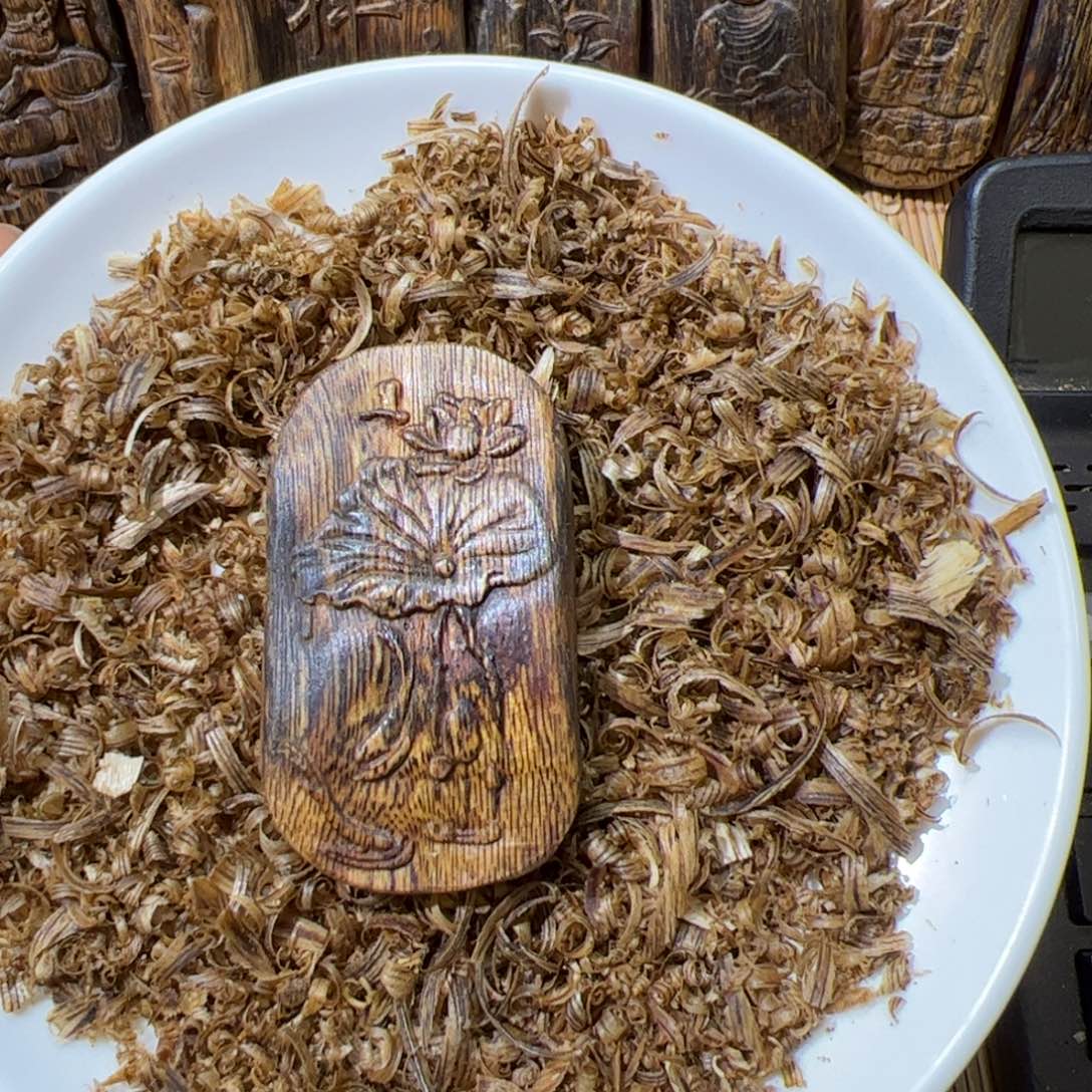 沉香沉香碎屑乌身雕刻7克+