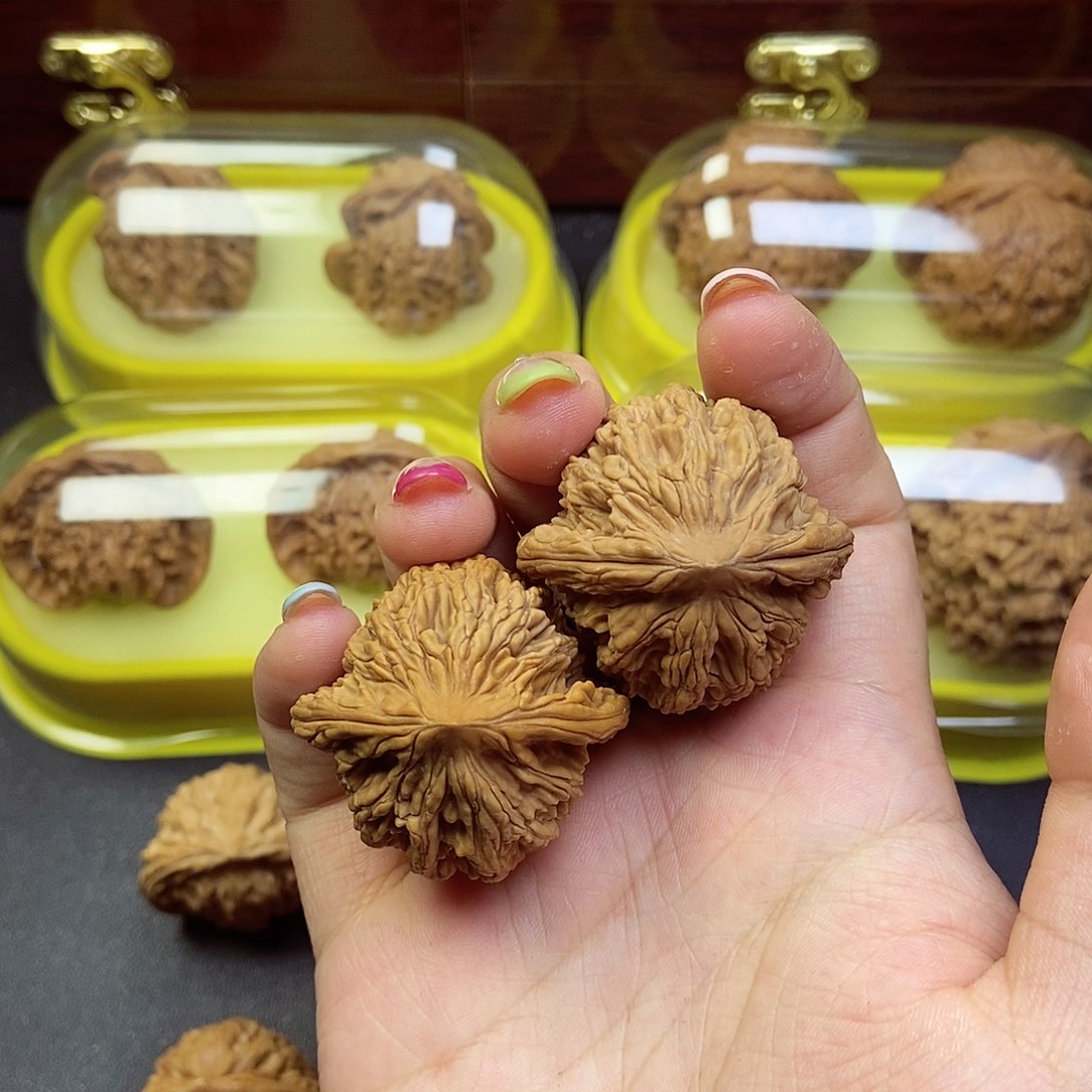 文玩核桃吊坠虎头