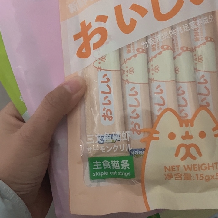 7***.临期架子上3包呢卡猫条 ，3包憨兽猫条