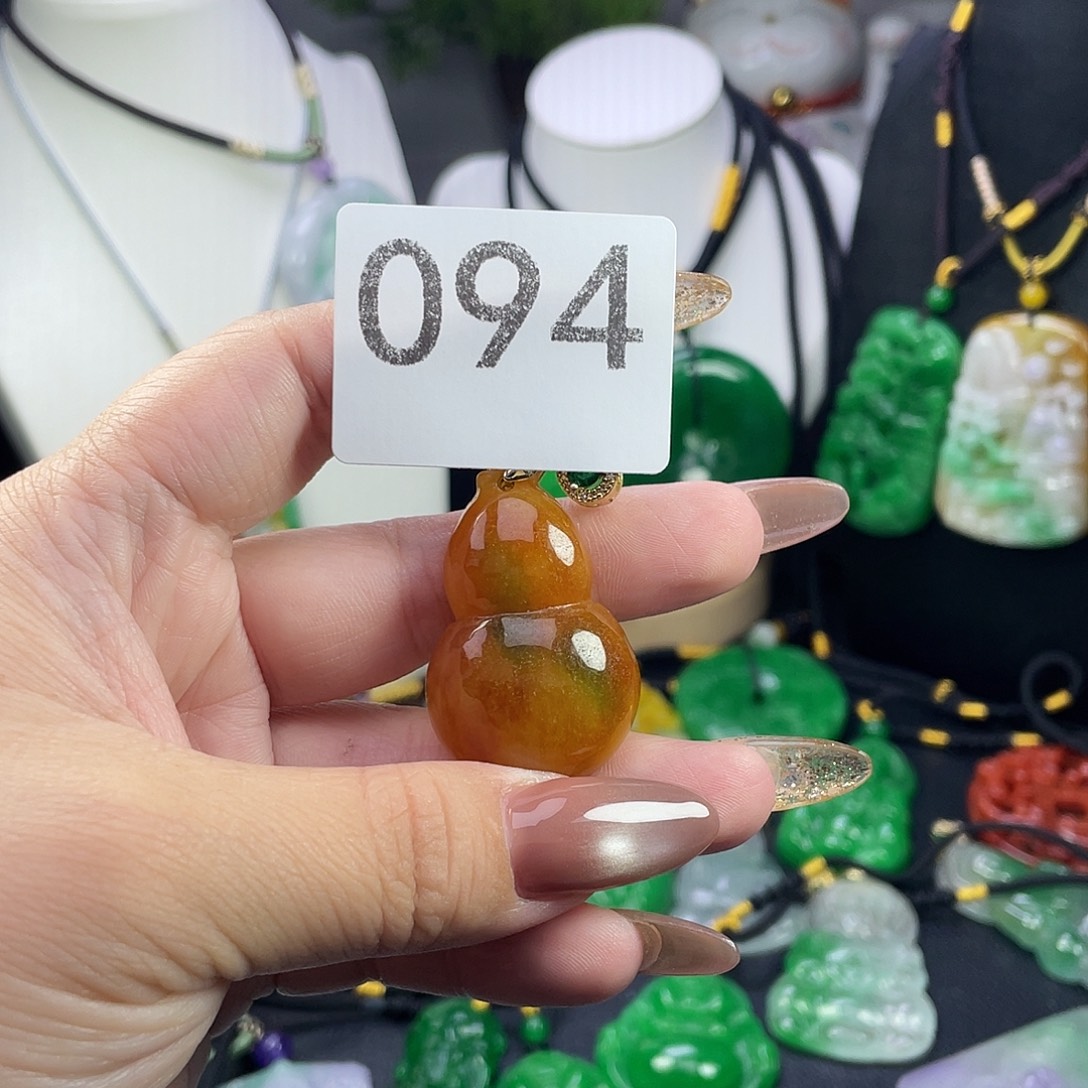 翡翠未镶嵌吊坠(赠链)