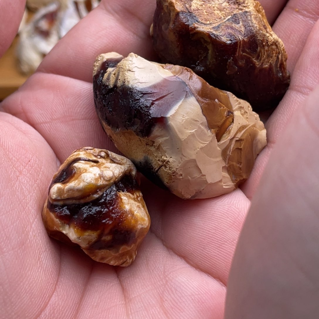 定制琥珀未镶嵌Y**r蜜蜡