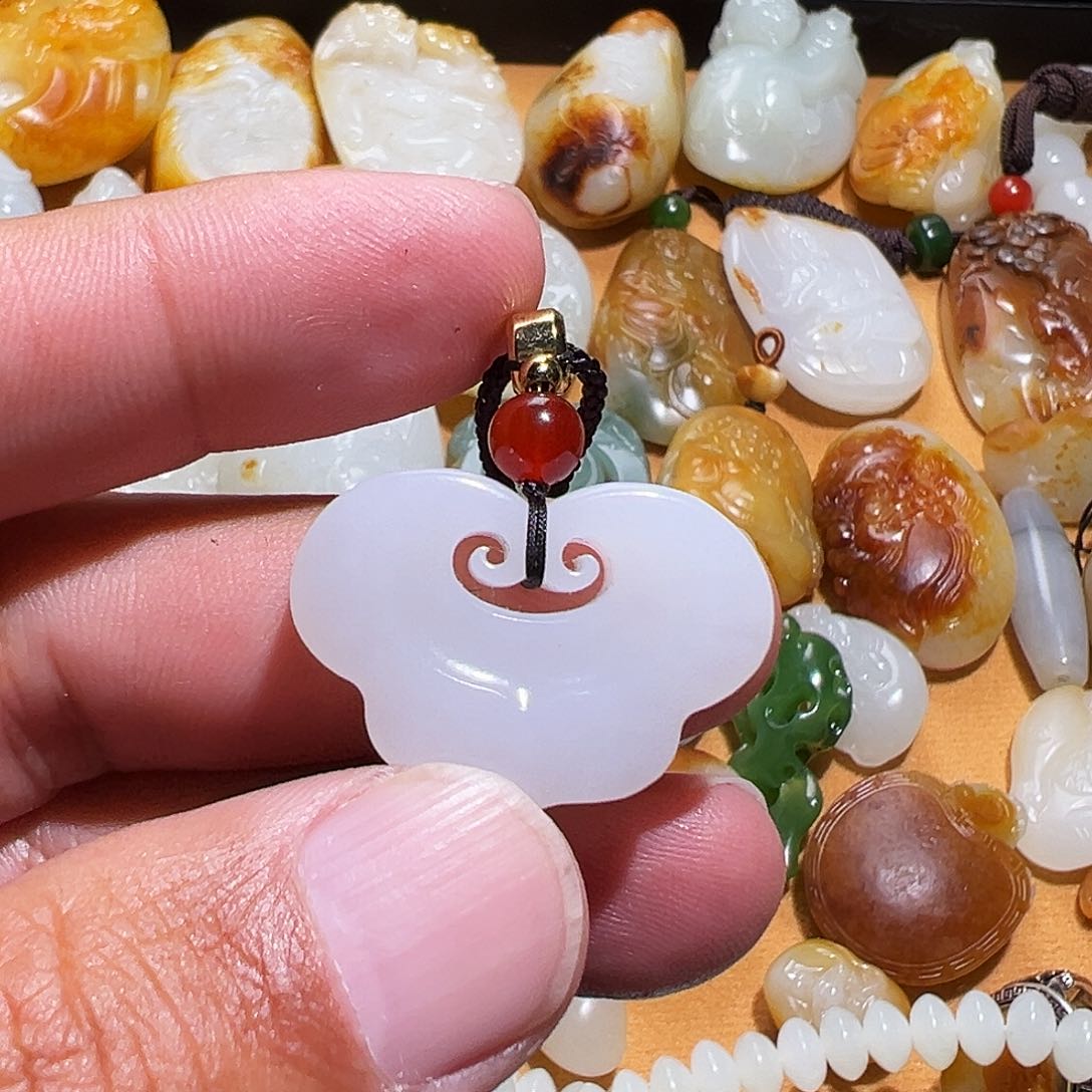 和田玉颈饰未镶嵌杰****?