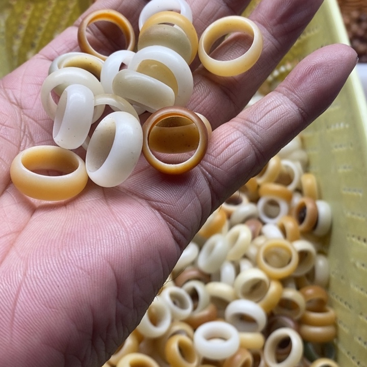 白玉菩提吊坠瑕疵跑环10颗