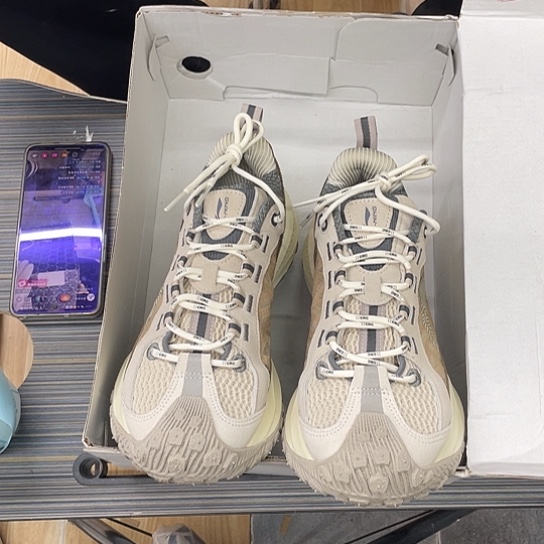 67号李宁户外鞋40.250底微脏