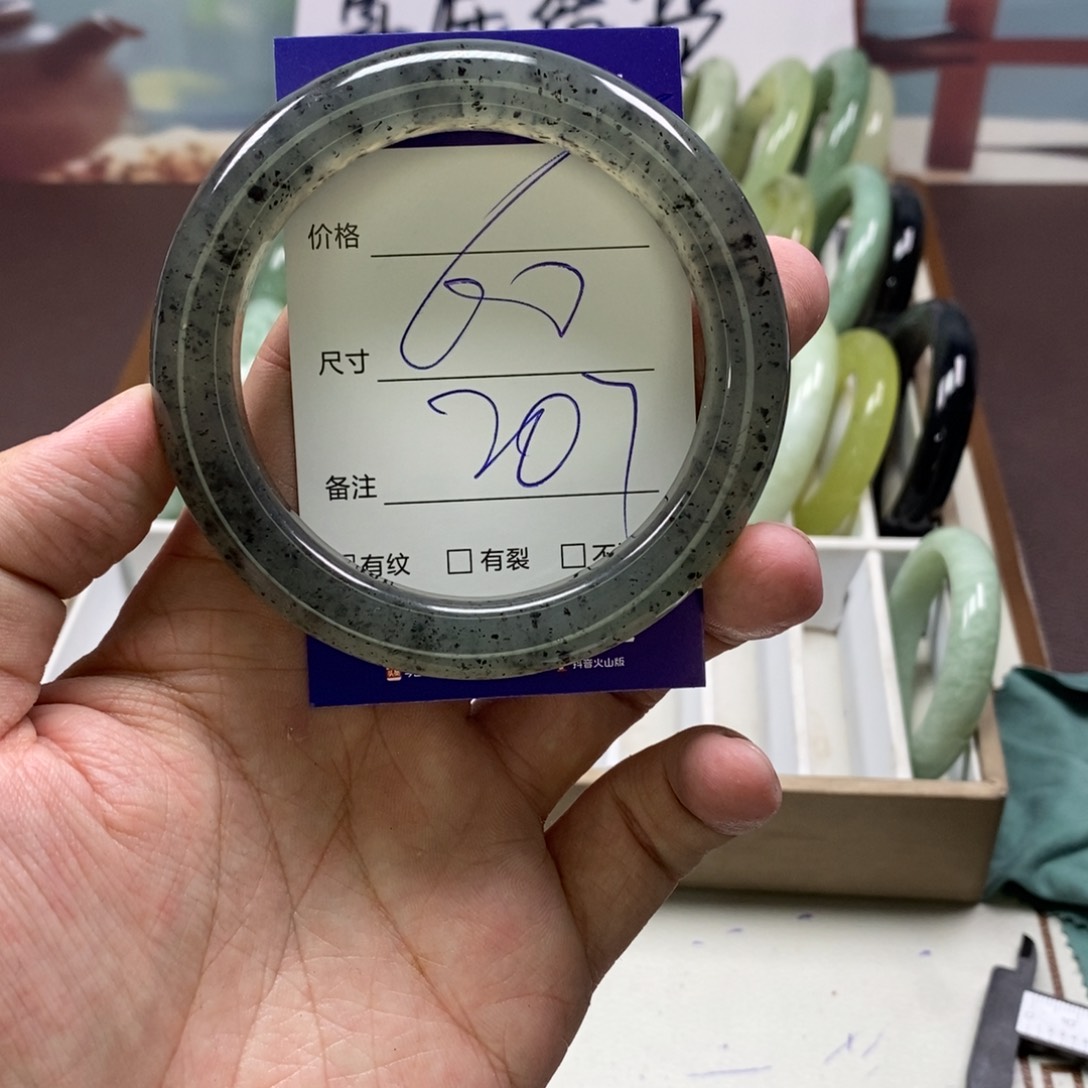 蛇纹石玉手镯未镶嵌