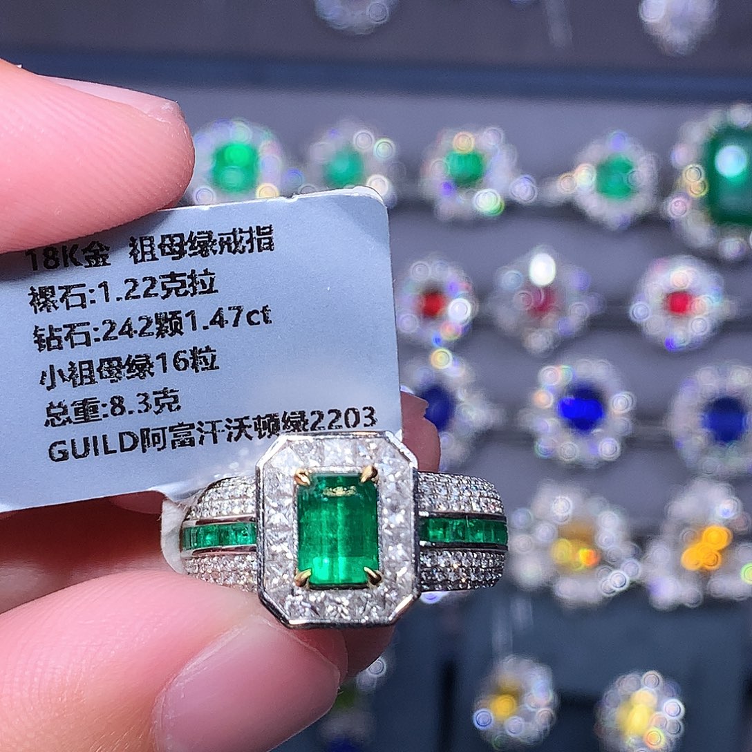 18K金镶嵌祖母绿戒指