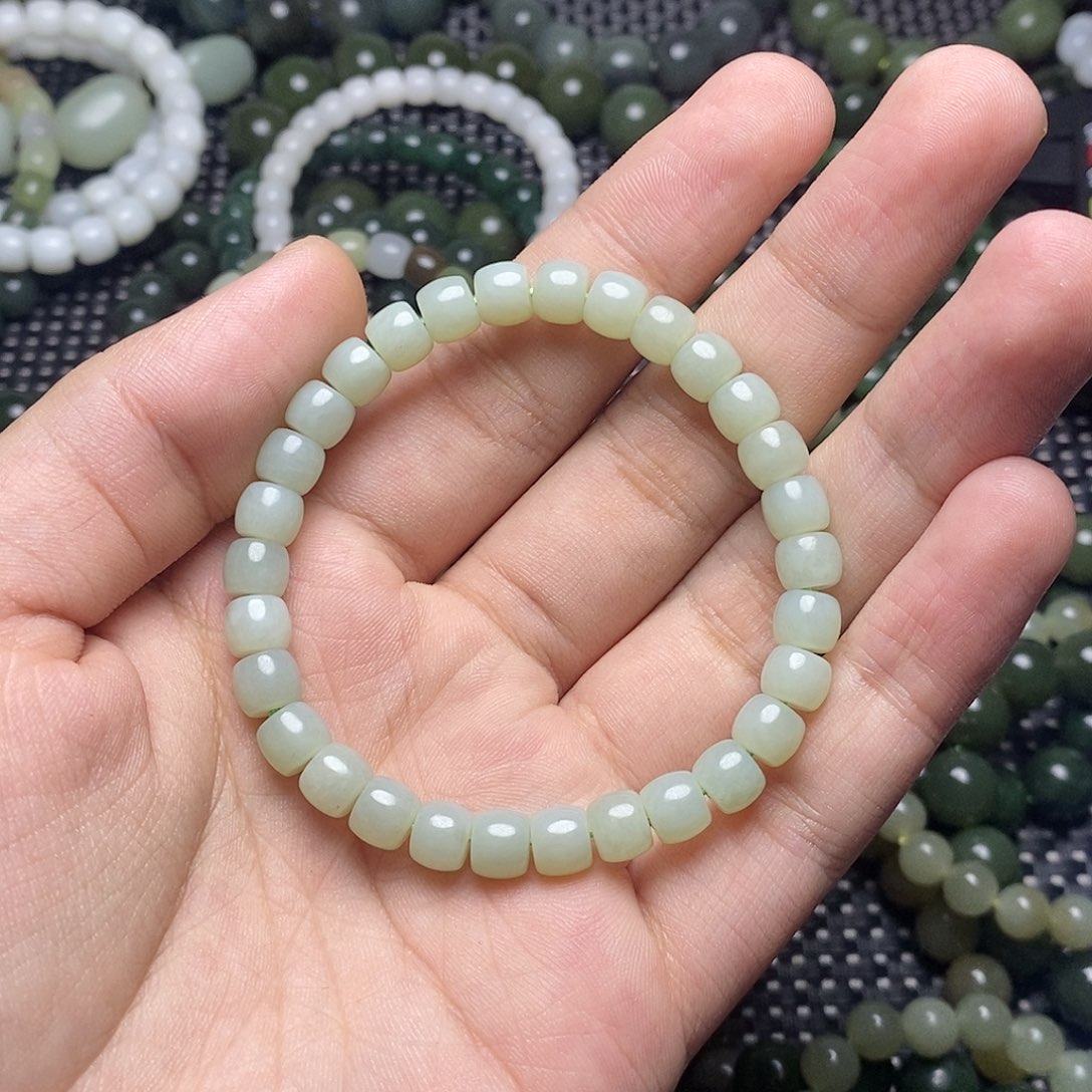 小***。和田玉未镶嵌手串