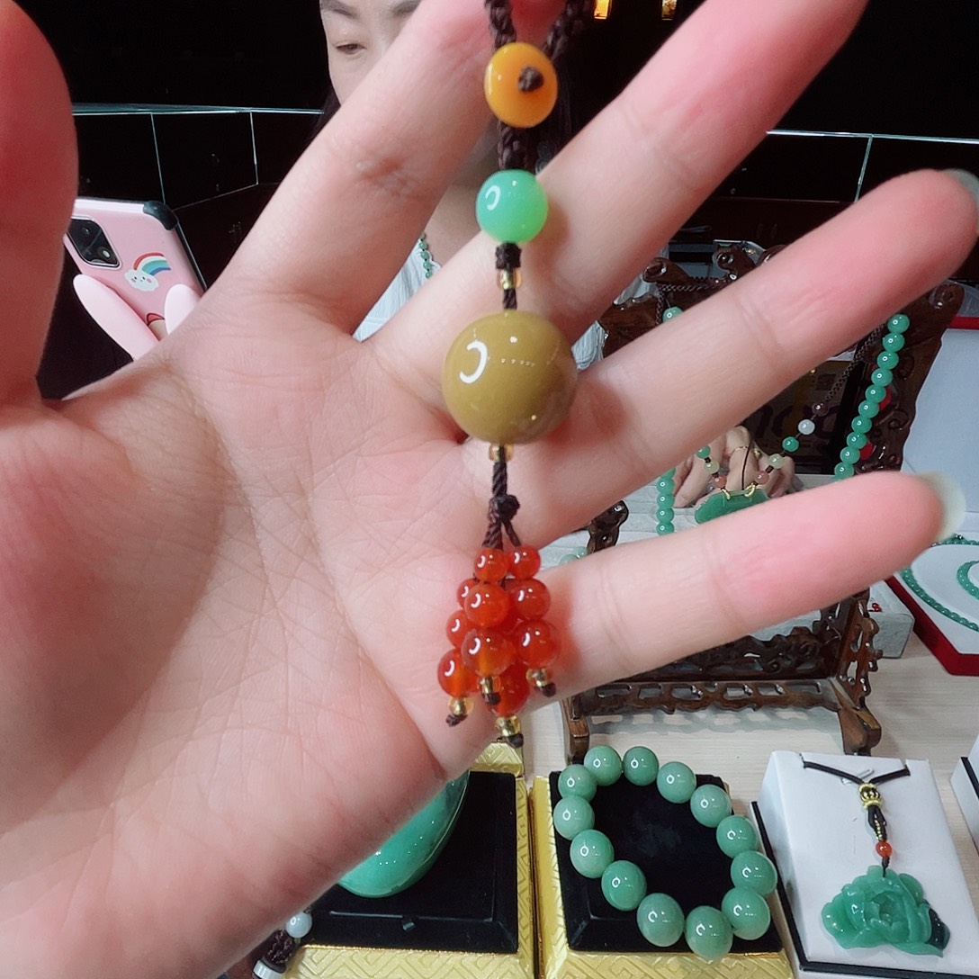 颈饰未镶嵌密玉（石英质玉）