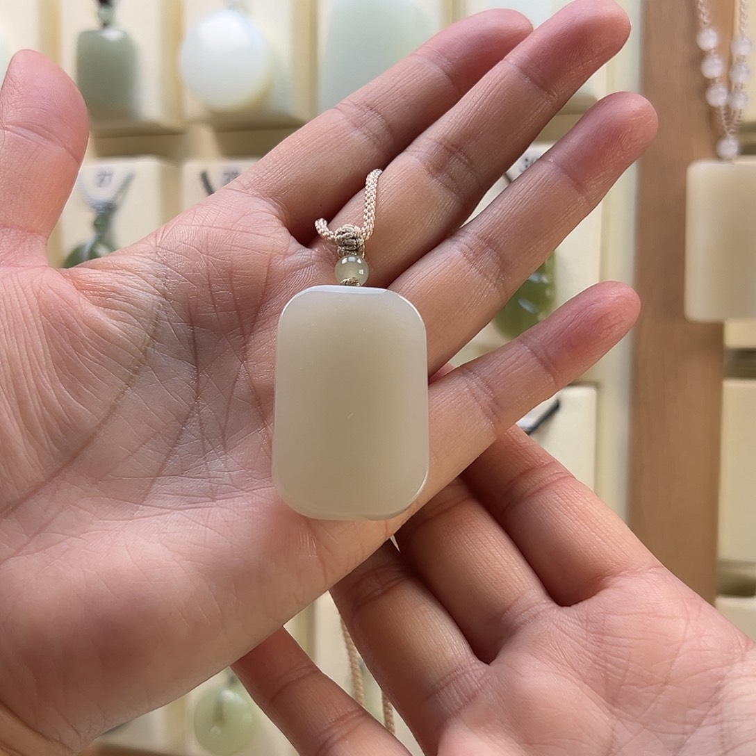 致***生和田玉未镶嵌颈饰