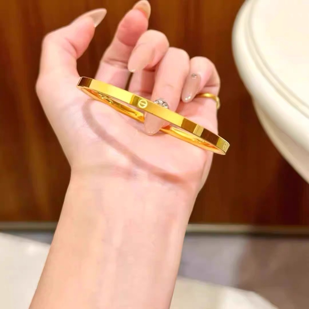 轻奢饰品高级感卡家光面手镯情侣款仿真金久不掉色百搭手饰
