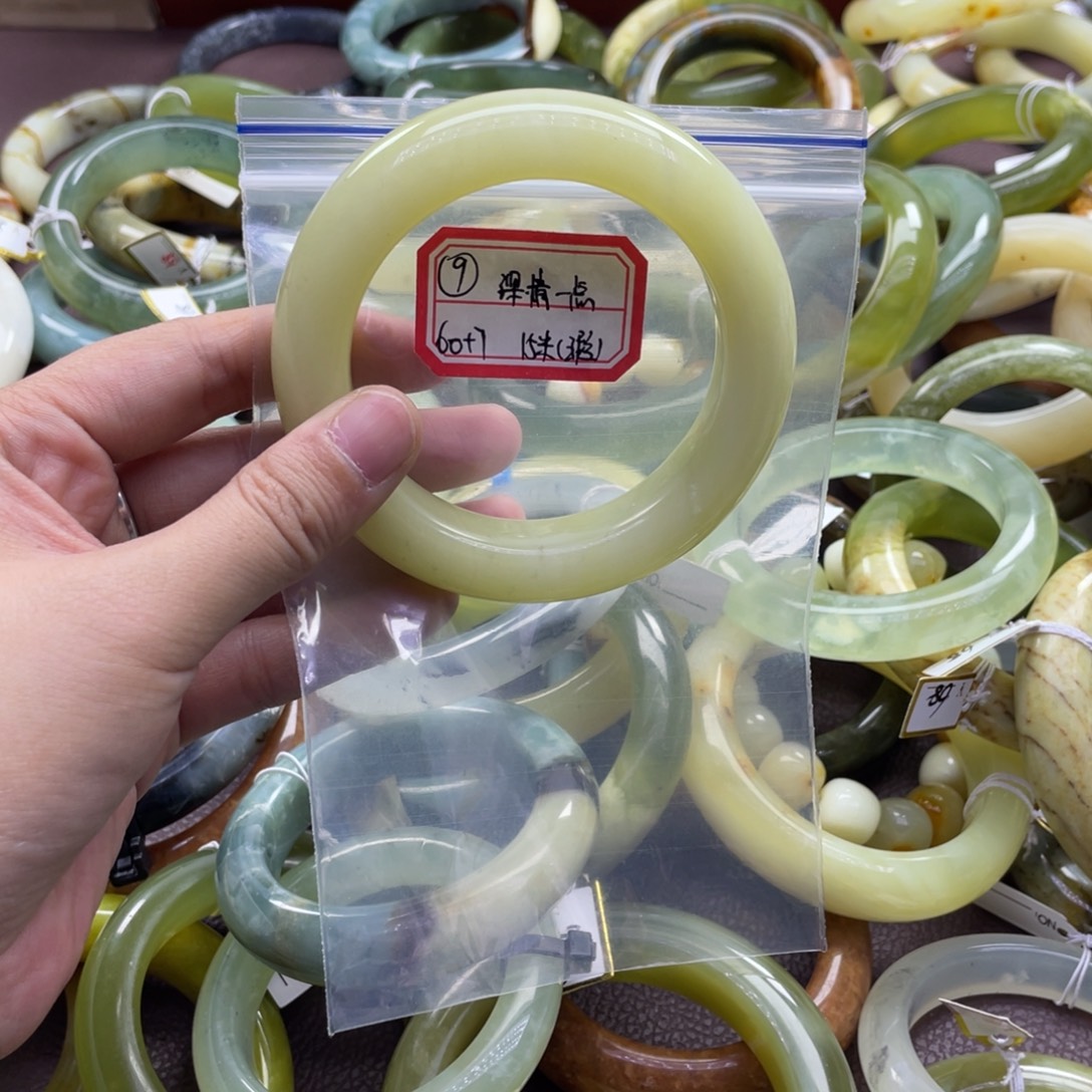 深***.蛇纹石玉未镶嵌手镯