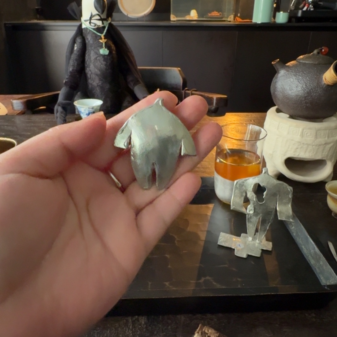 手打锡小胖妞胸针啊