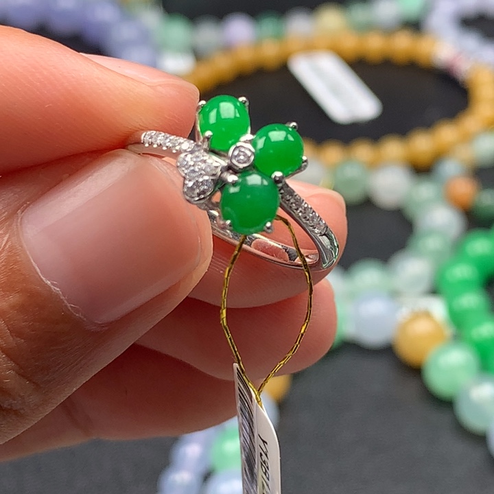 翡翠手镯未镶嵌卡