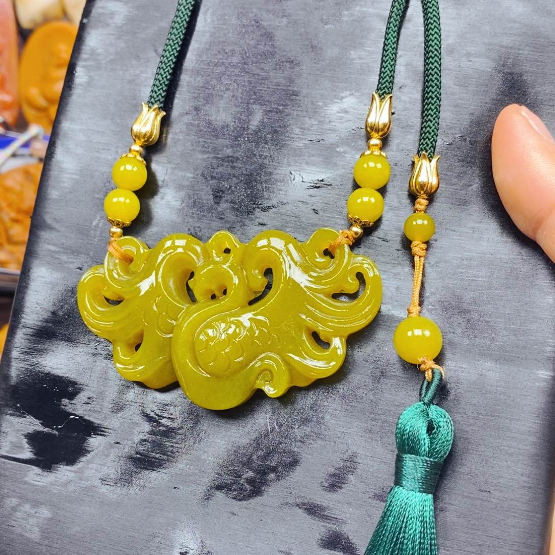 石英质玉（黄龙玉）颈饰未镶嵌